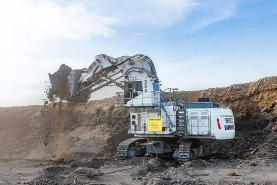 Экскаватор Liebherr R 9200 E на разрезе Майрыхский в Хакасии